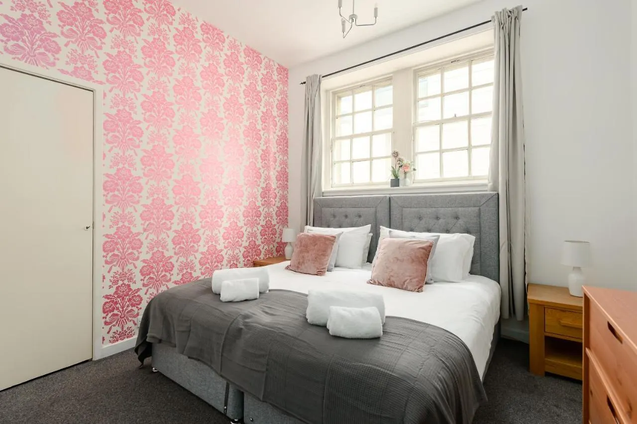 2 Bedroom Royal Mile Apartment Edimburgo