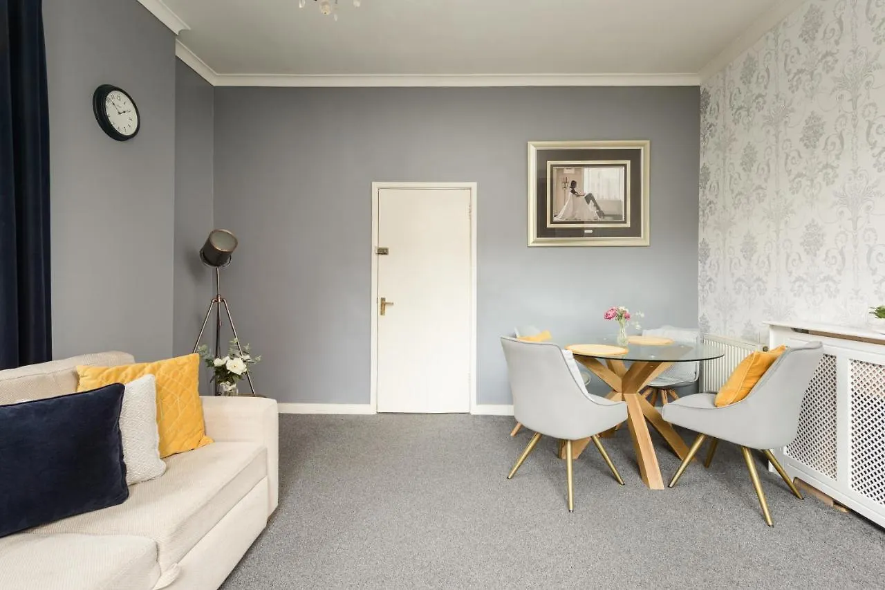 2 Bedroom Royal Mile Apartment Edinburgh