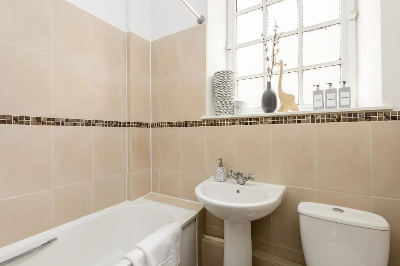 2 Bedroom Royal Mile Apartment Edinburgh