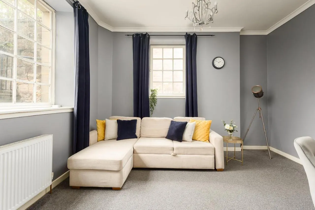 2 Bedroom Royal Mile Apartment Edinburgh