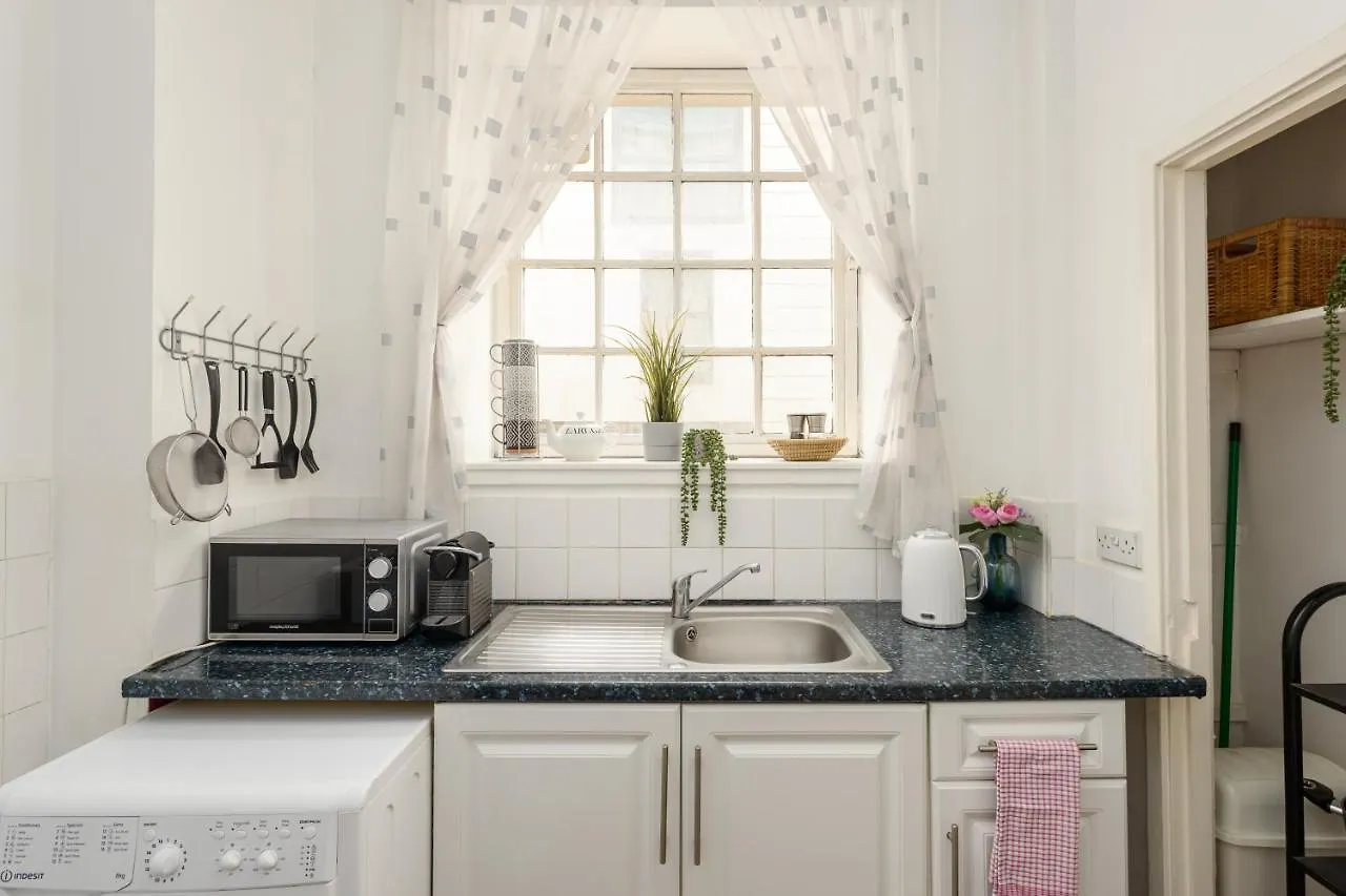 2 Bedroom Royal Mile Apartment Edinburgh